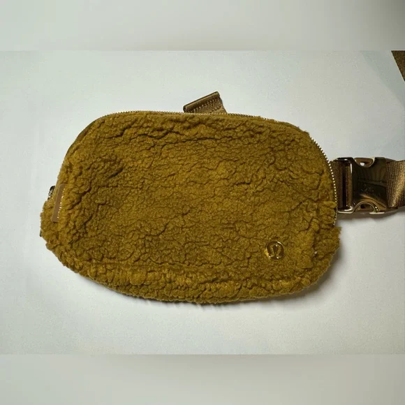 NWOT lululemon Everywhere Belt Bag 1L Fleece Unisex - Picture 7 of 10